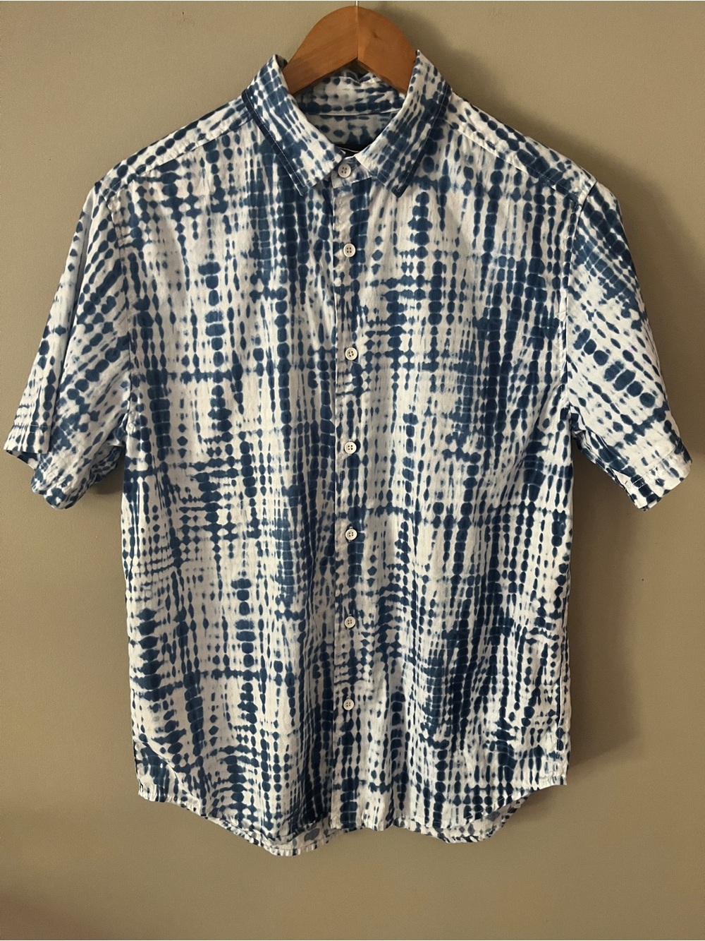 Original Use Men's Blue and White Tie-Dye Short Sleeve Button-Down Shirt